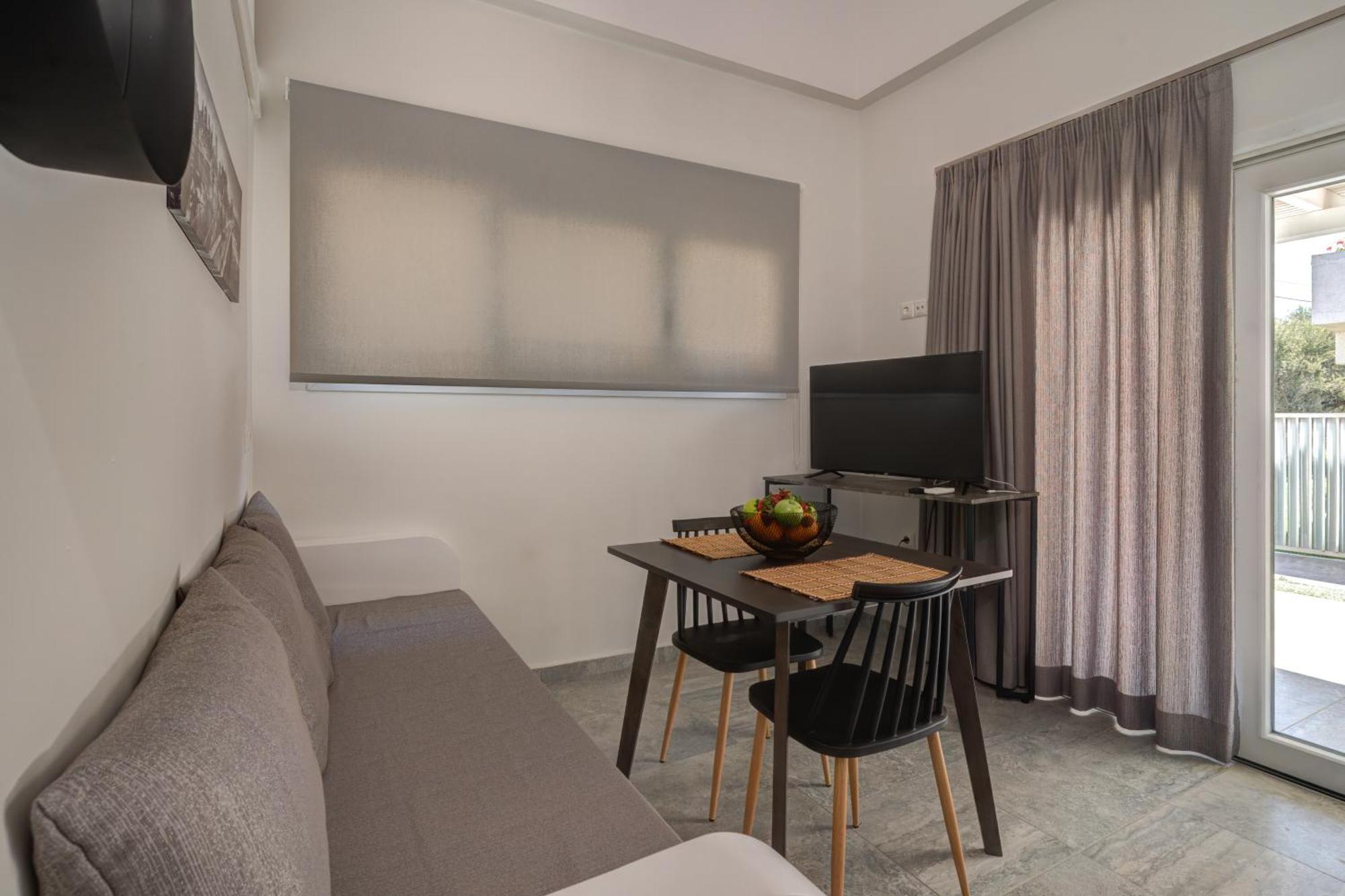 Molos Beachfront Apartments In Diakopto Buitenkant foto