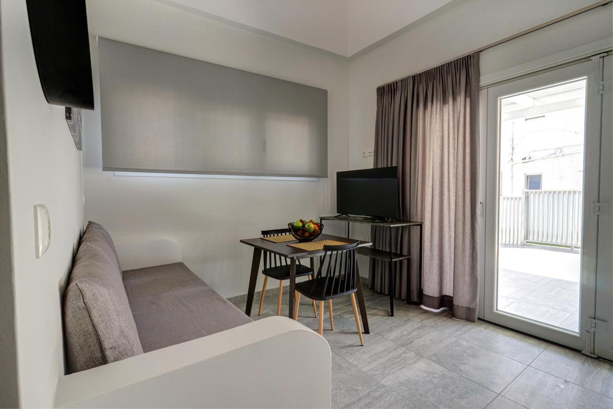 Molos Beachfront Apartments In Diakopto Buitenkant foto