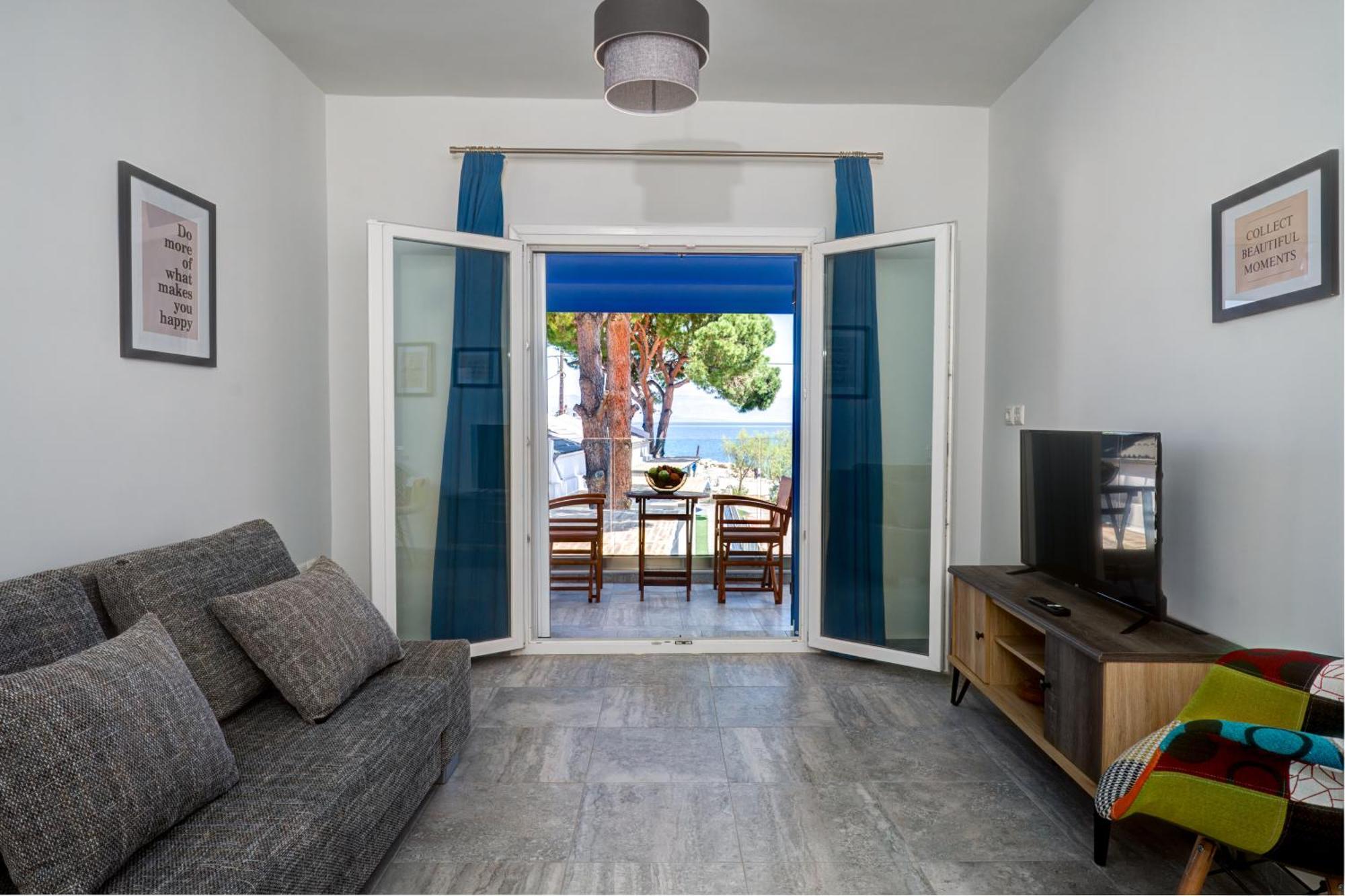Molos Beachfront Apartments In Diakopto Buitenkant foto